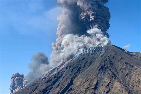 stromboli volcano eruption today.